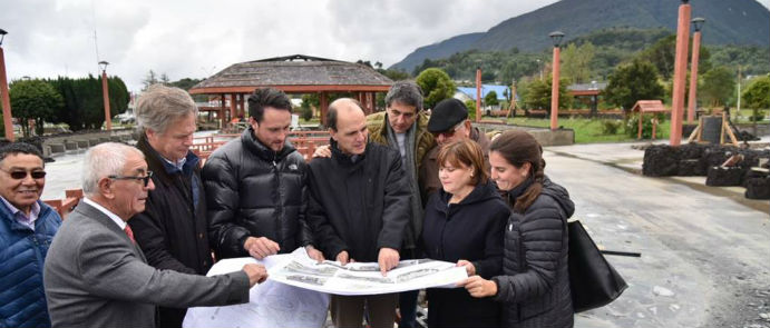 Cristián Monckeberg es el primer ministro del actual gobierno en visitar Chaitén