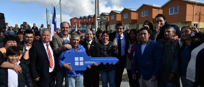 Ministro Cristián Monckeberg entrega 196 viviendas sociales en Dalcahue