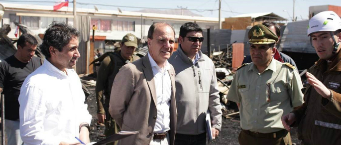 Ministro Cristián Monckeberg anuncia cierre de campamento Frei Bonn de Calama luego de visitar zona afectada por incendio