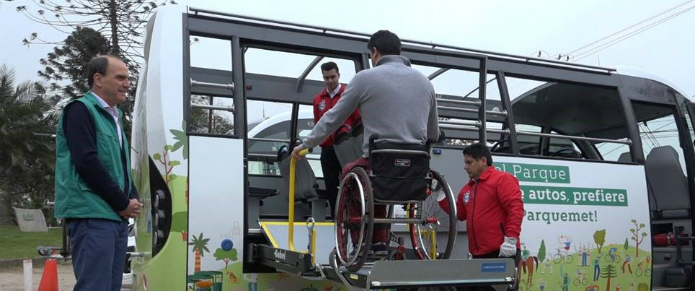 Ministro Cristián Monckeberg presenta nuevos buses ecológicos y descapotables que recorrerán el Parque Metropolitano