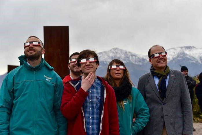 Ministro Cristián Monckeberg presenta el mejor lugar para ver el eclipse en Santiago