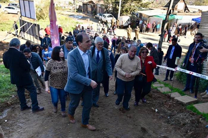 Minvu inicia obras de escalera en campamento más grande de Chile