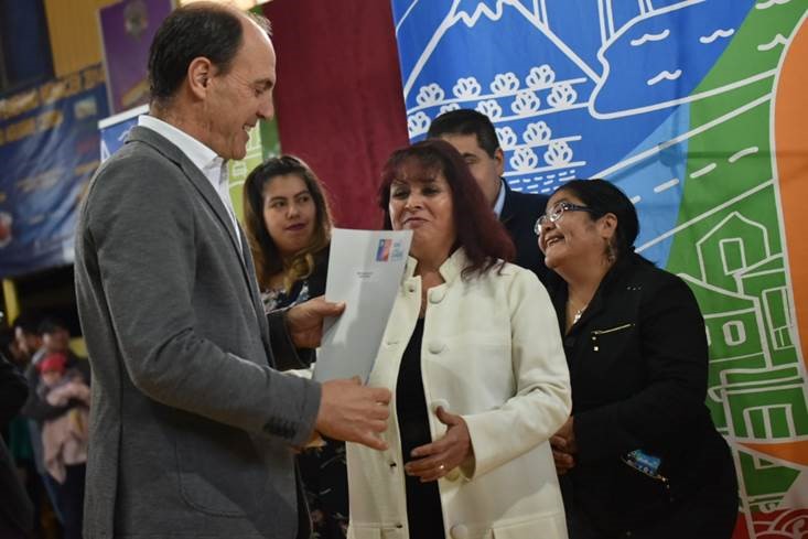 Ministro Monckeberg entregó 400 subsidios para concretar innovador proyecto de viviendas sociales en Osorno