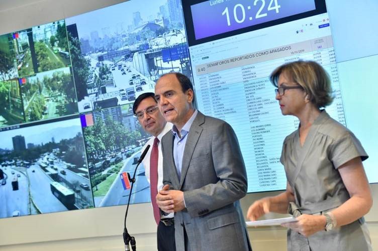 Plan del Minvu para recuperación de espacios públicos incluirá semáforos en 118 puntos de Santiago