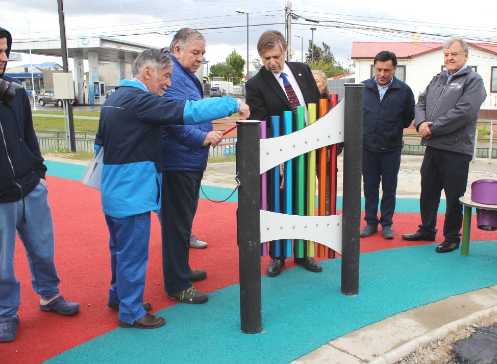 Minvu entregó renovado espacio público en bandejones de Avenida Independencia- Salvador Allende