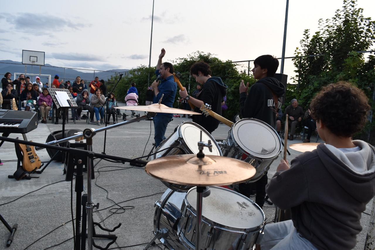 Vecinos de Siete Lagos disfrutaron del talento de jóvenes músicos