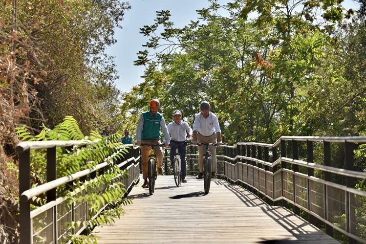 Ministro Monckeberg inaugura nuevo sendero del Paseo Metropolitano en Parquemet de Santiago