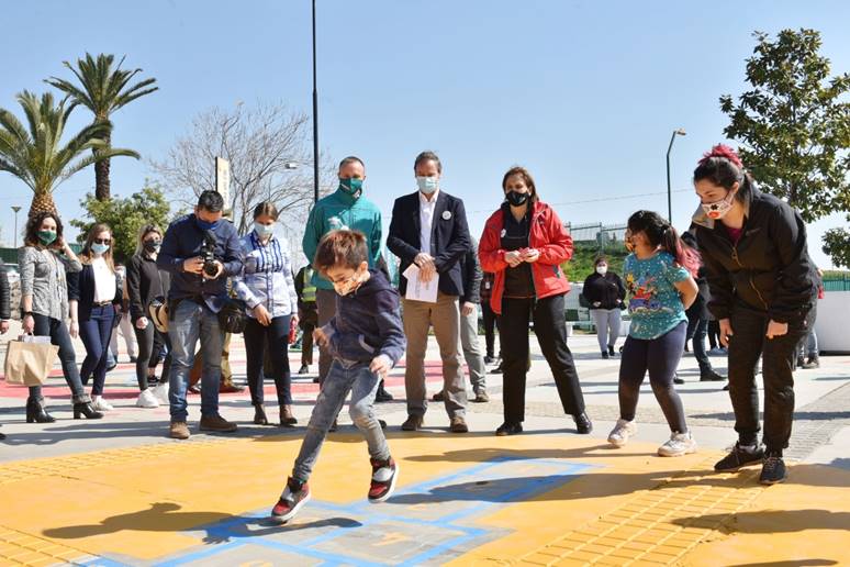 Parque Peñalolén abre sus puertas con intervenciones urbanas y juegos para la familia