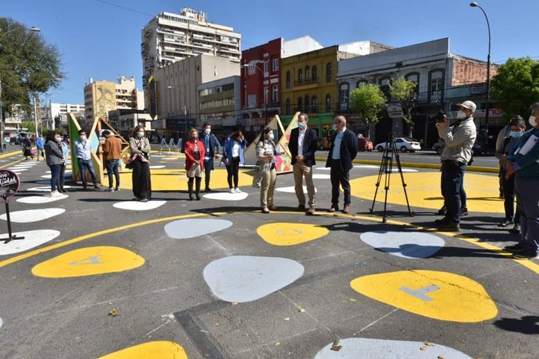 Minvu presenta plaza con urbanismo táctico  en Valparaíso con zonas para juegos y  carros de comida