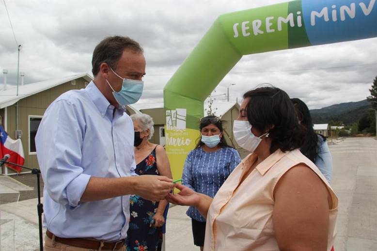 Ministro Ward entrega viviendas a 117 familias de Quillón en la Región de Ñuble