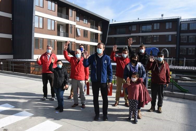 Ministro Felipe Ward destaca avances en proyecto de Integración Social en Puerto Montt junto a familia beneficiaria