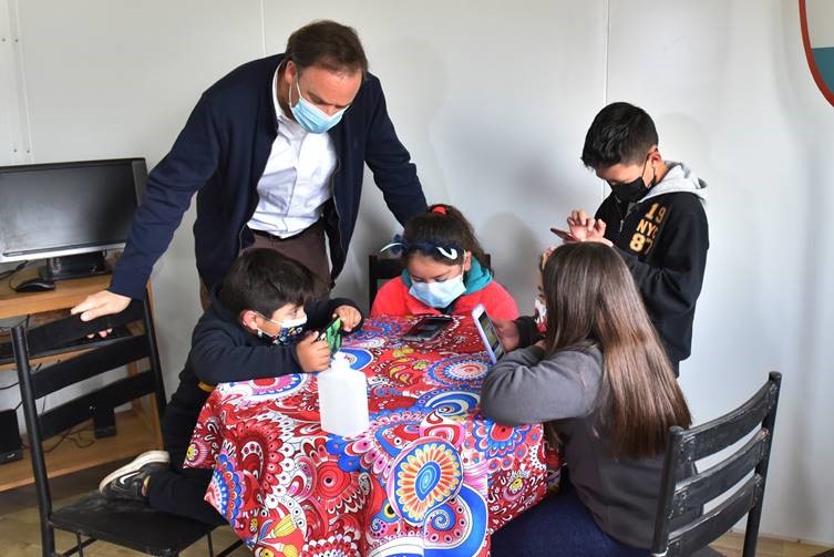 Ministro Felipe Ward presenta plan de conectividad a Internet para 100 campamentos de todo Chile