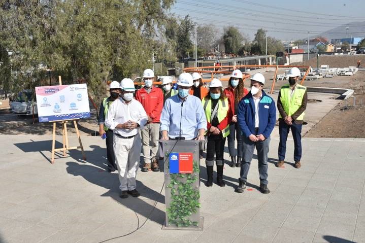 Ministro Felipe Ward visita parque Mapocho Río que presenta 50% de avance de obras