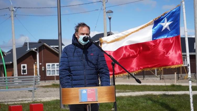 Ministro Felipe Ward realiza entrega simbólica de viviendas a 68 familias del comité Los Colonos de Balmaceda