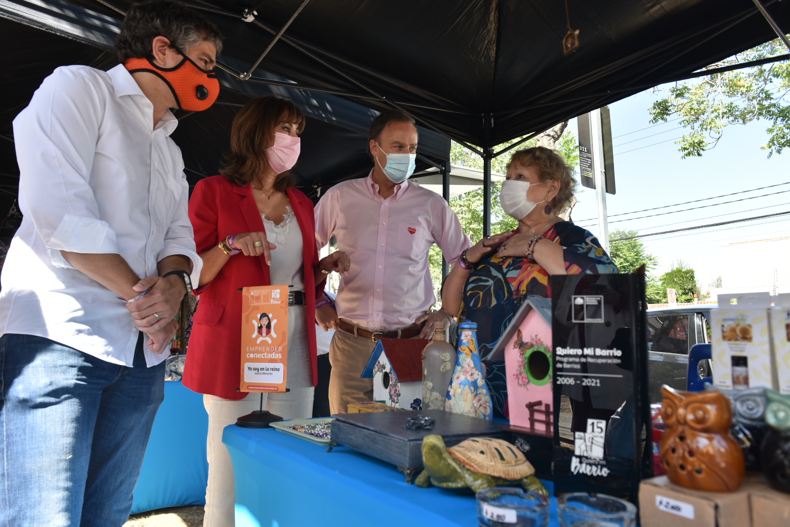 Ministros Felipe Ward y Mónica Zalaquett visitan a emprendedoras en la comuna de La Reina y premian a participantes del programa “Emprender Conectadas”