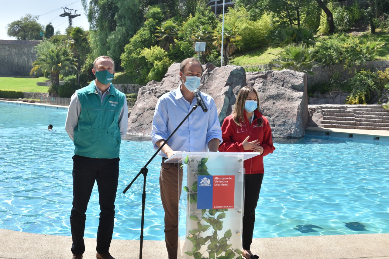 Ministro Felipe Ward abre la temporada de la piscina Tupahue y da a conocer el protocolo para este verano en las piscinas públicas del país