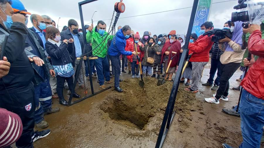 Reconstrucción Castro: Minvu, autoridades locales y regionales, empresas salmonicultoras y Desafío Levantemos Chile instalan primera piedra