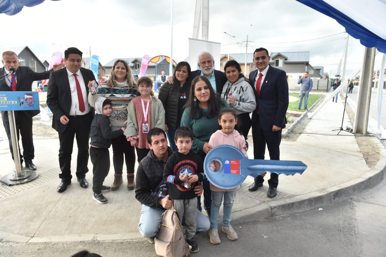 Ministro Montes inaugura proyecto habitacional que beneficia a 298 familias de Curicó