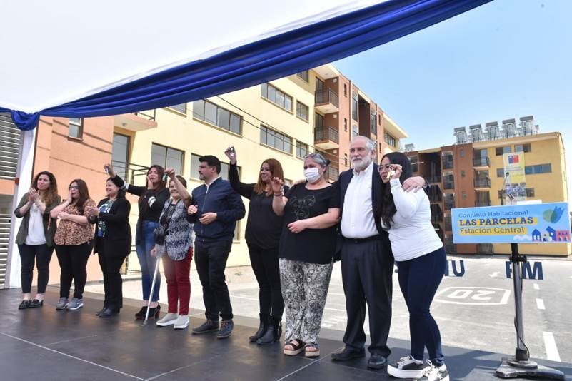 Ministro Carlos Montes inaugura conjunto habitacional para 400 familias en Estación Central