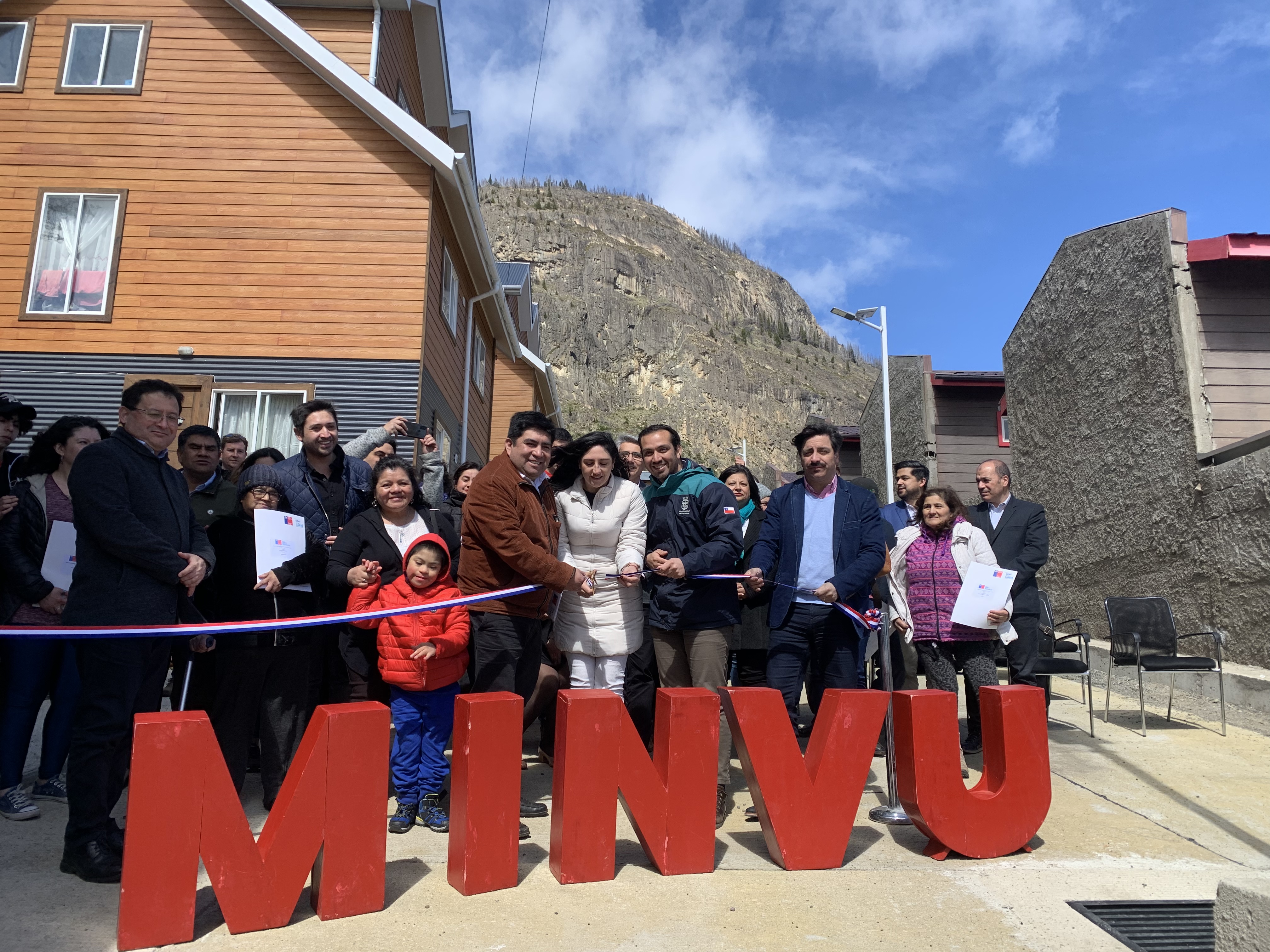 Familias de Coyhaique recibieron 18 viviendas del primer proyecto de Pequeños Condominios ejecutado en la Región de Aysén