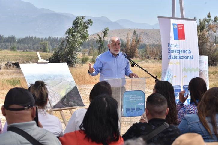 Ministro Montes anuncia adquisición de terrenos para construcción de viviendas en San Felipe