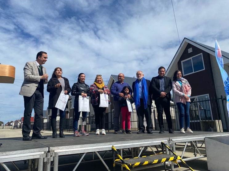 Ministro Montes entrega 236 viviendas a familias de  Punta Arenas