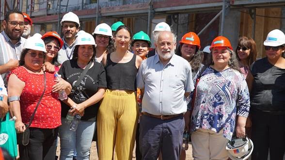 Gobierno y municipio de Santiago visitan junto a familias proyecto habitacional de alto estándar en barrio Matta