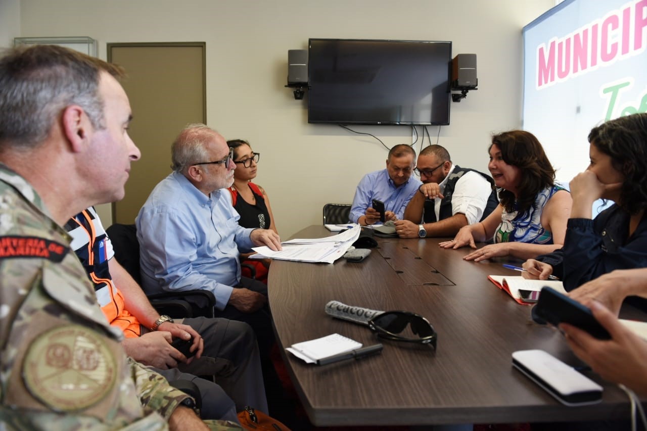 Ministro Montes se reúne con alcaldesa de Tomé para evaluar reconstrucción de viviendas en la comuna