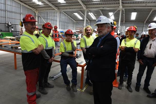 Plan de Emergencia Habitacional: Ministro Montes visitó innovadora planta de viviendas industrializadas en La Araucanía