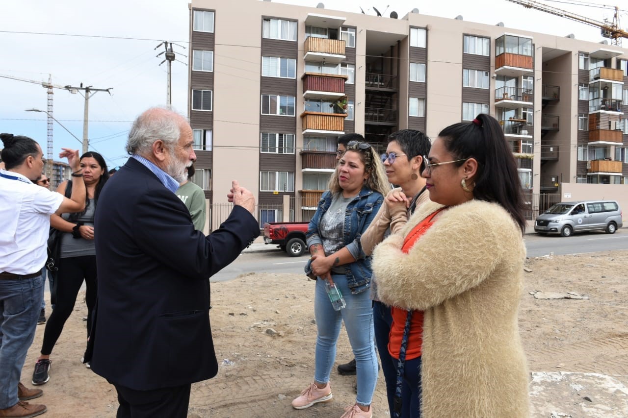 Ministro Montes se reúne con dirigentes de Antofagasta por construcción de 3.800 nuevas viviendas en Altos la Chimba