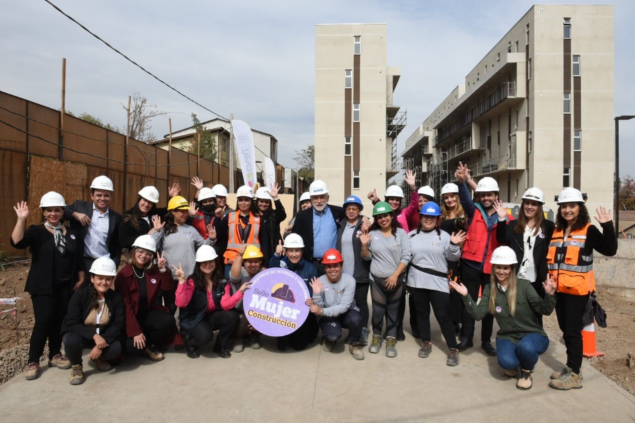 Gobierno destaca que 30 empresas han adherido a iniciativa que impulsa la integración de las mujeres en el sector construcción