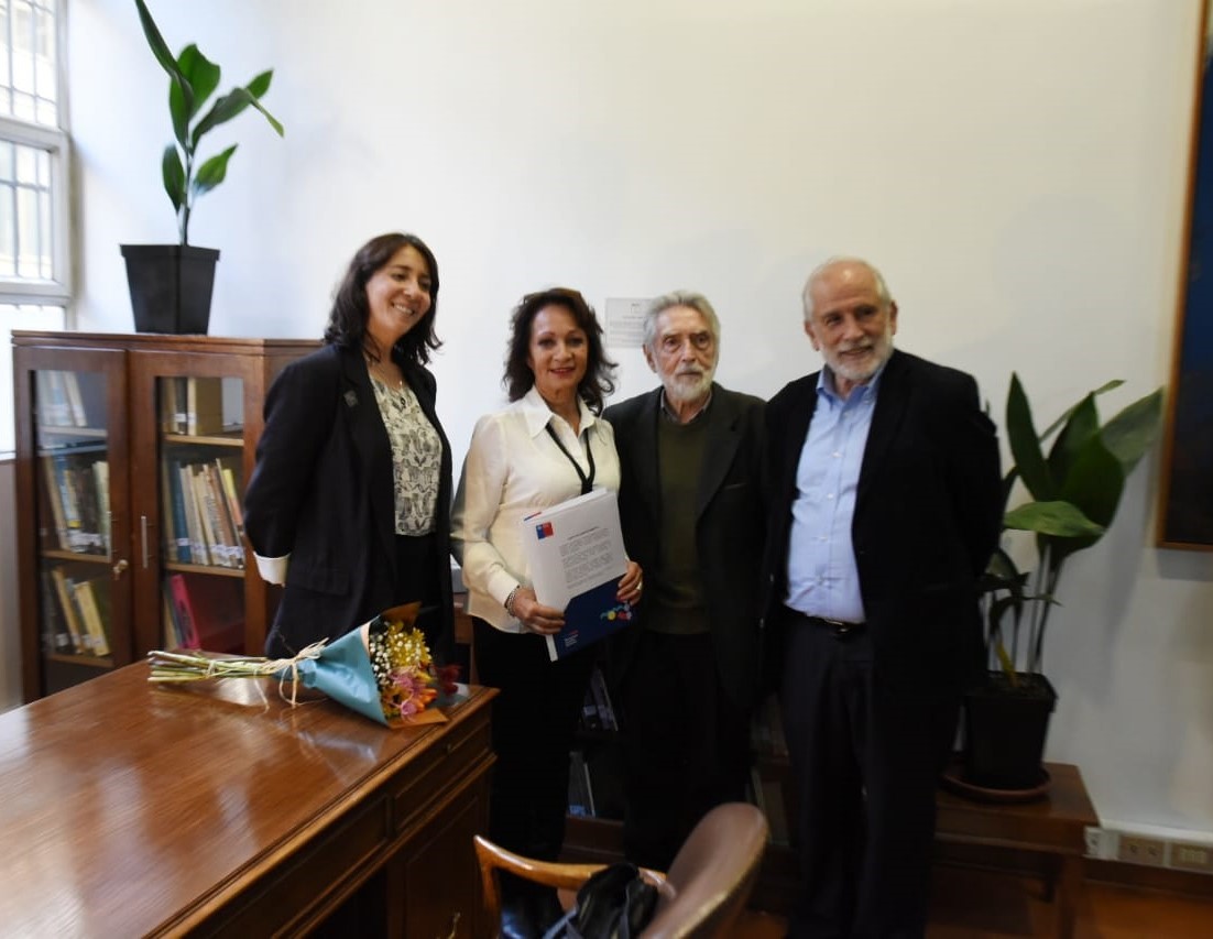 Minvu presenta colección de biblioteca donada por la familia del destacado arquitecto Edwin Haramoto