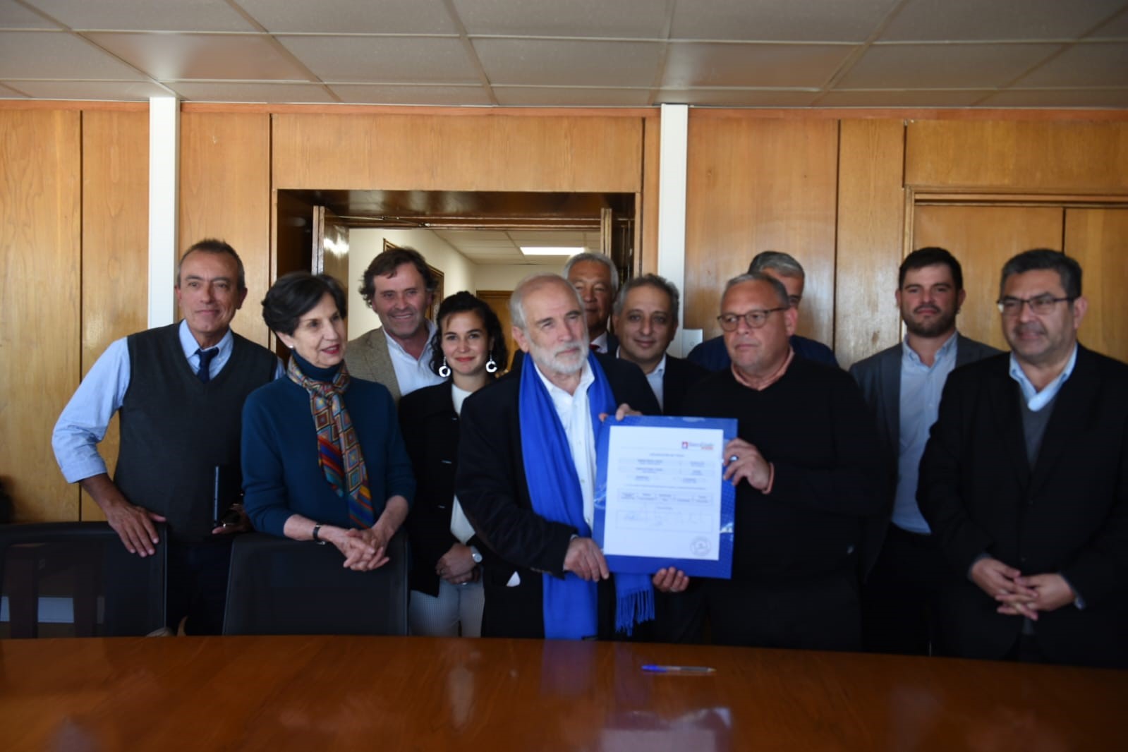Ministro Montes valora transferencia de recursos desde Gore de Valparaíso que beneficiará a más de dos mil familias de la región