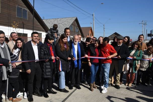 Ministro Montes entrega viviendas de integración social en Casablanca que fueron construidas con tecnología industrializada