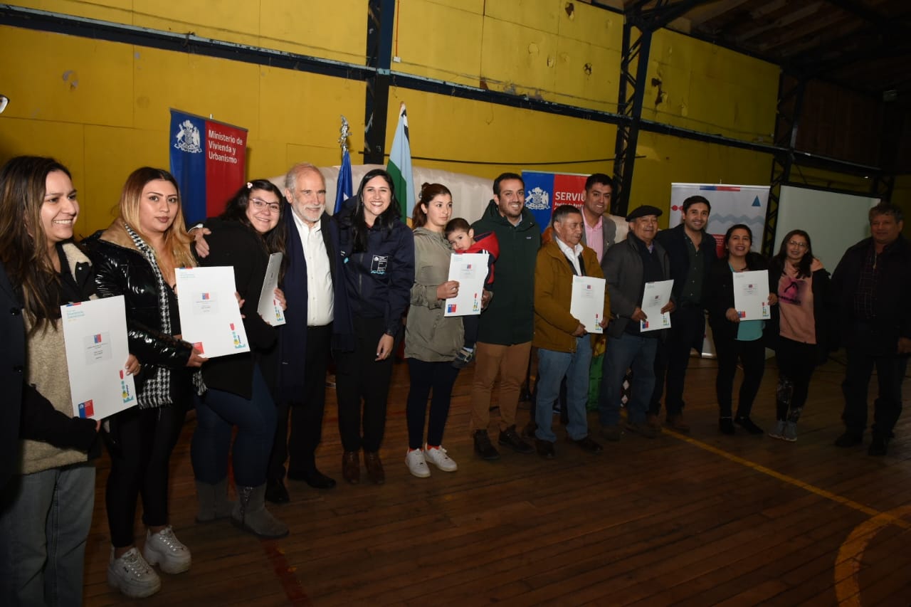 Ministro Montes entrega escrituras de viviendas a familias pertenecientes a pueblos originarios en Balmaceda