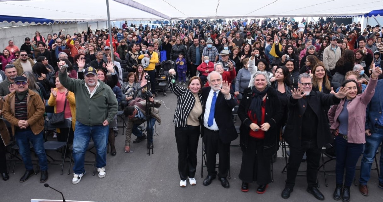 Ministro Montes inaugura proyecto habitacional que beneficia a 344 familias de San Antonio