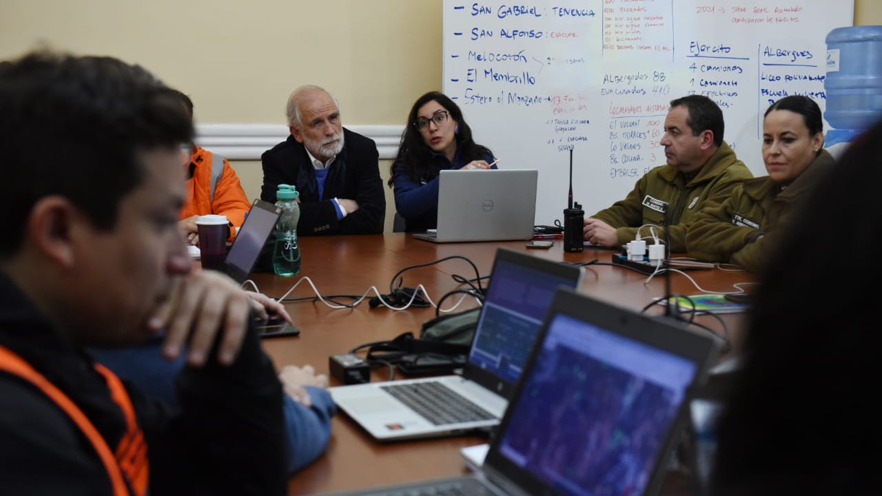 Ministro Montes visita San José de Maipo para conocer en terreno situación de familias afectadas por sistema frontal