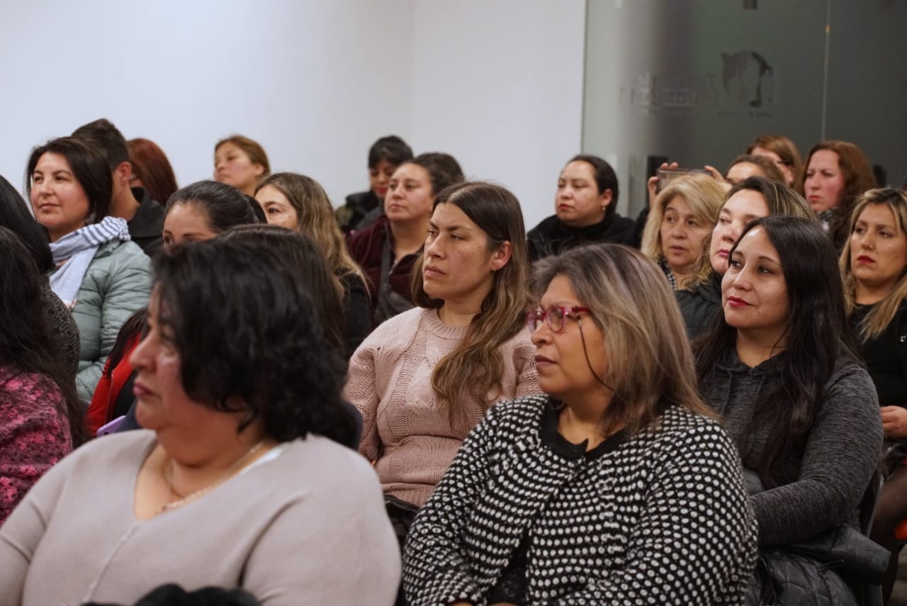 Foto de dirigentas sociales en encuentro Minvu