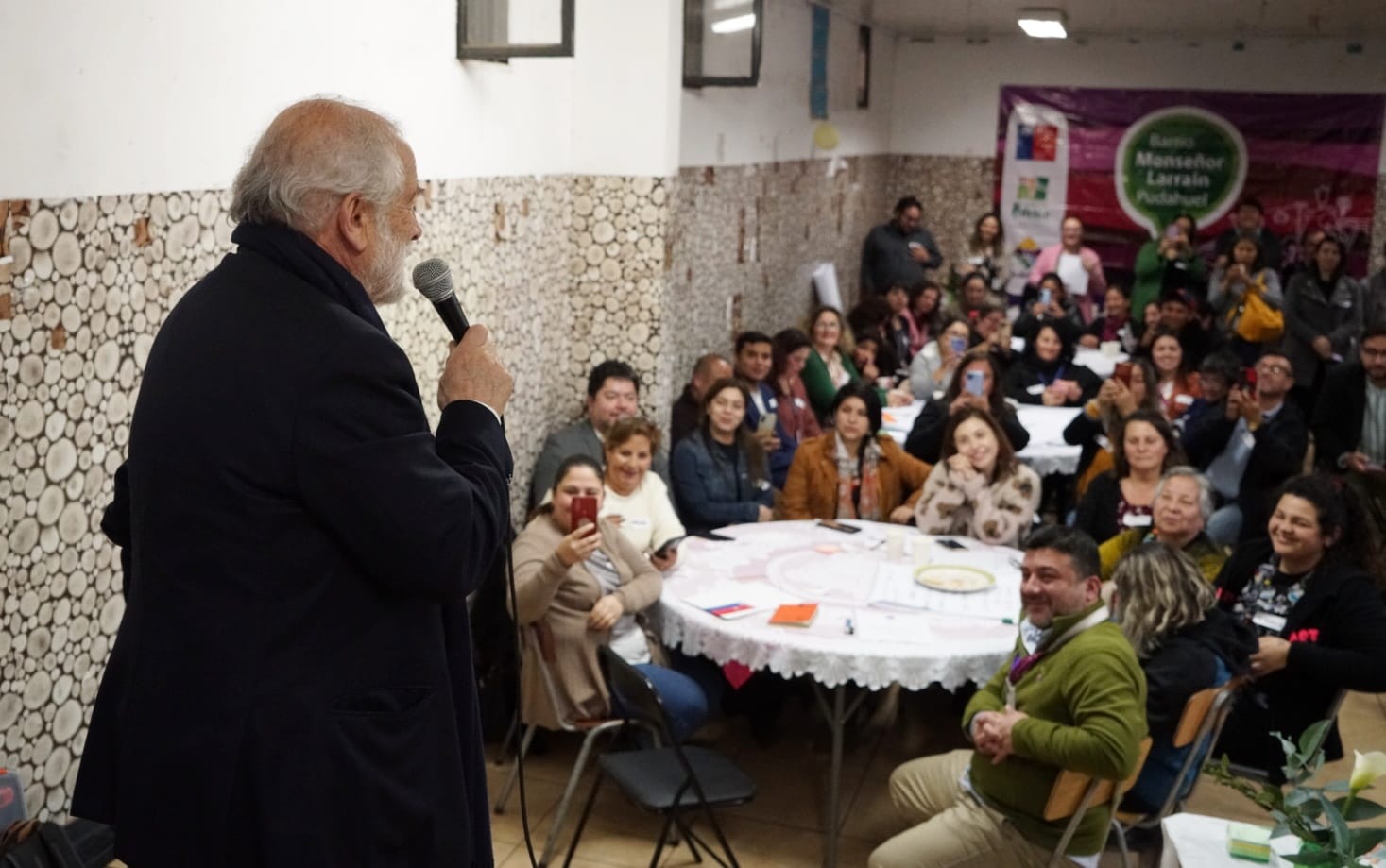 Ministro Montes reiteró la importancia de la organización comunitaria en encuentro con dirigentes sociales de Pudahuel