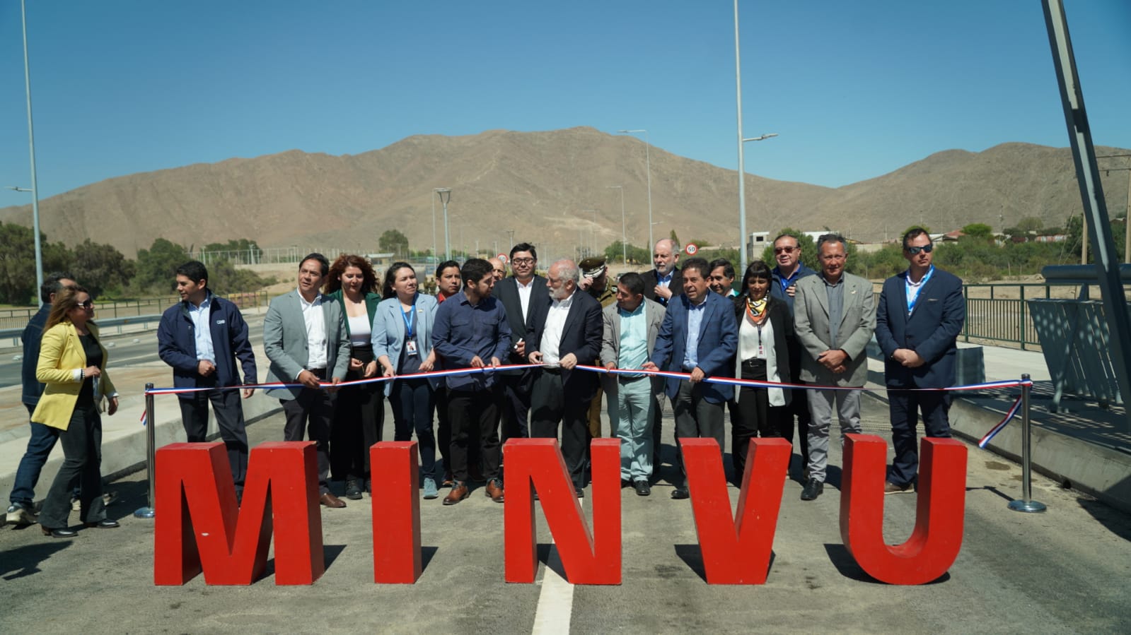 Ministro Montes inaugura primer puente construido por el Minvu en Copiapó