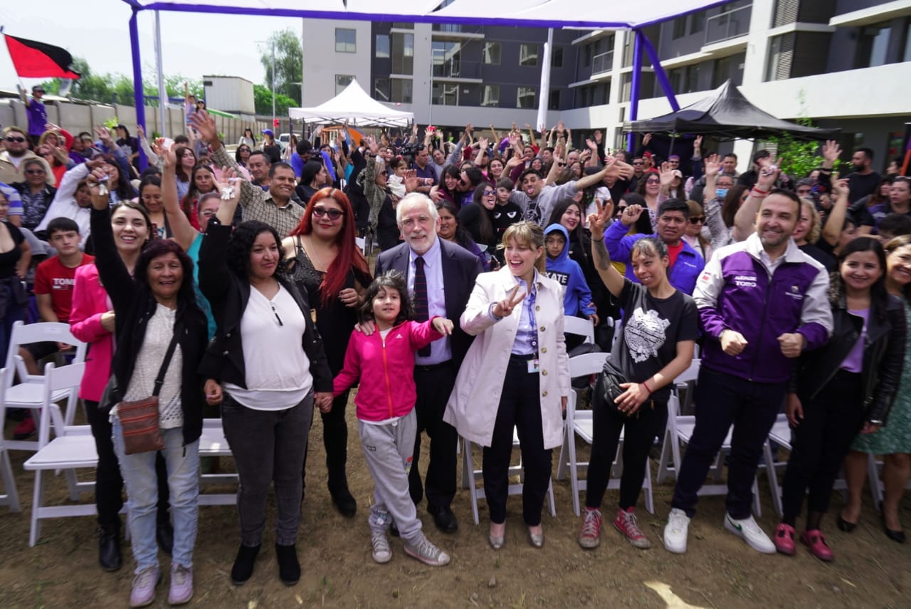 De manos del ministro Montes y la subsecretaria Elgueta, 80 familias de San Ramón reciben las llaves de sus nuevas viviendas