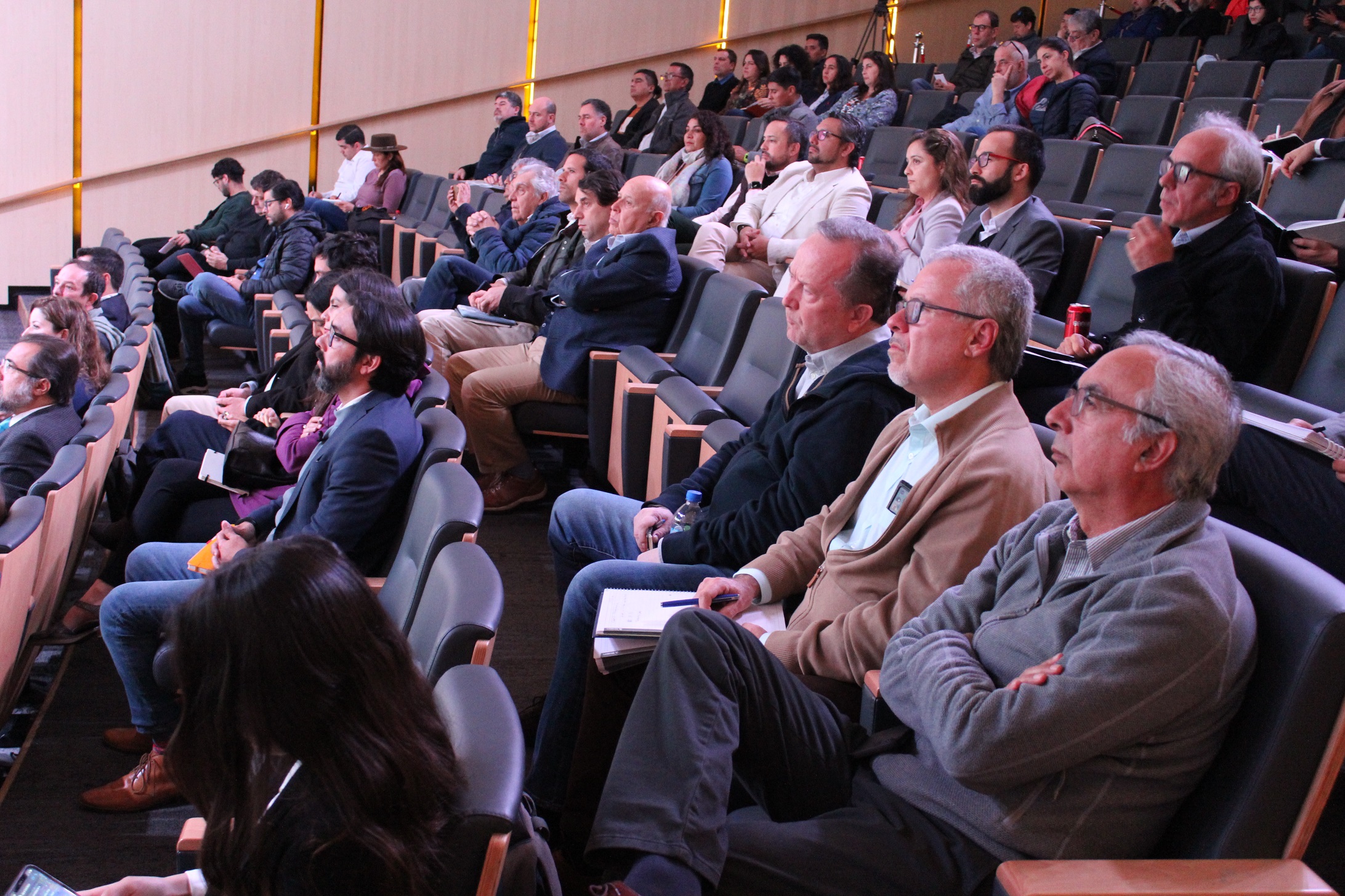 Minvu y CChC capacitan a 350 pequeñas y medianas empresas en industrialización de la vivienda social