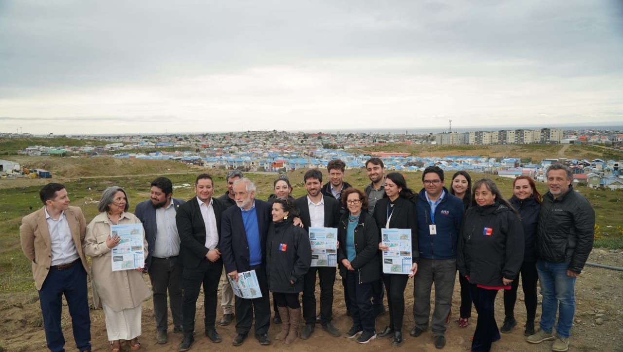 Ministro Montes entrega terreno para construir jardín Junji en emblemático proyecto habitacional de Punta Arenas