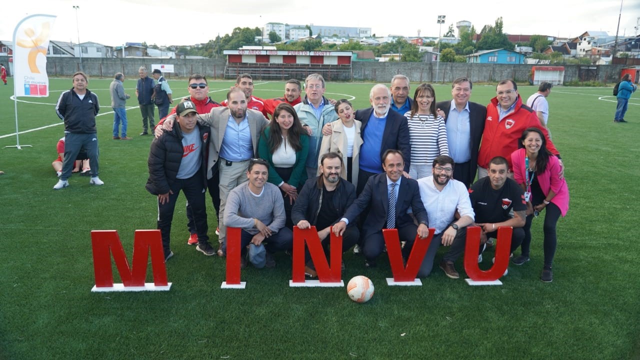 Ministros Montes y Pizarro entregan renovada cancha a emblemático club deportivo de Puerto Montt
