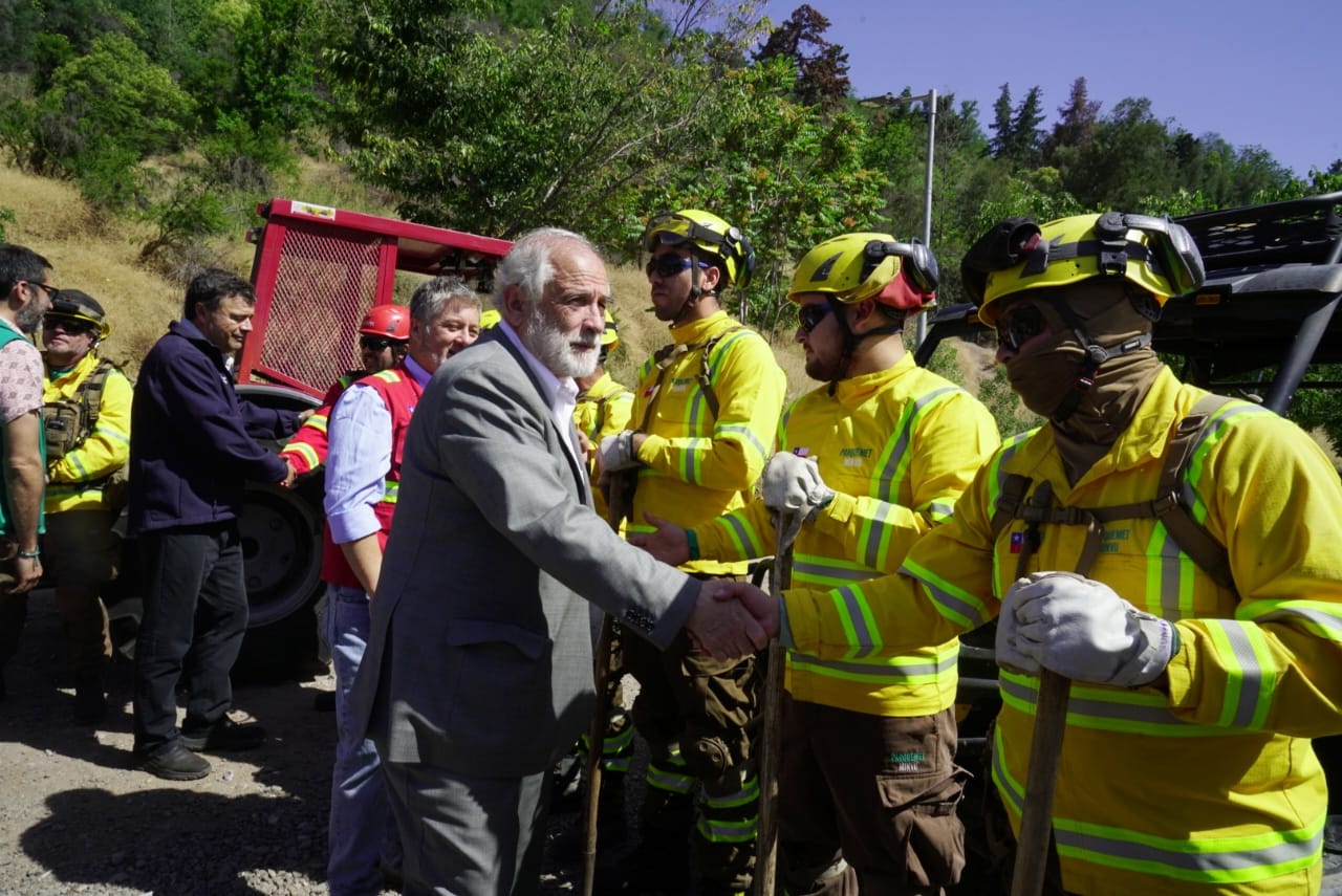 Ministros Montes y Valenzuela presentan medidas para prevención de incendios en red de parques Parquemet