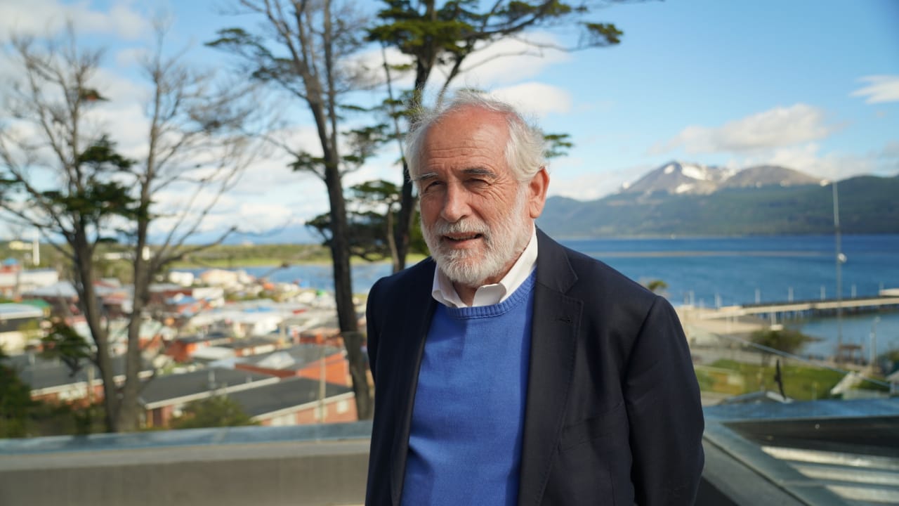 Ministro Montes entrega 45 subsidios habitacionales y pone la primera piedra de un conjunto que beneficiará a 23 familias en Puerto Williams
