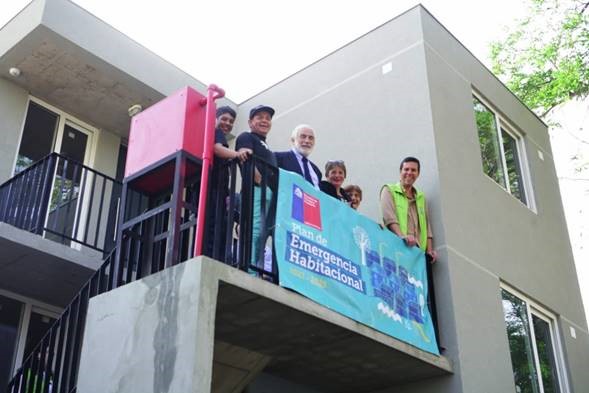 Ministro Montes entrega llaves a familias beneficiarias de proyecto de “pequeño condominio” en Renca
