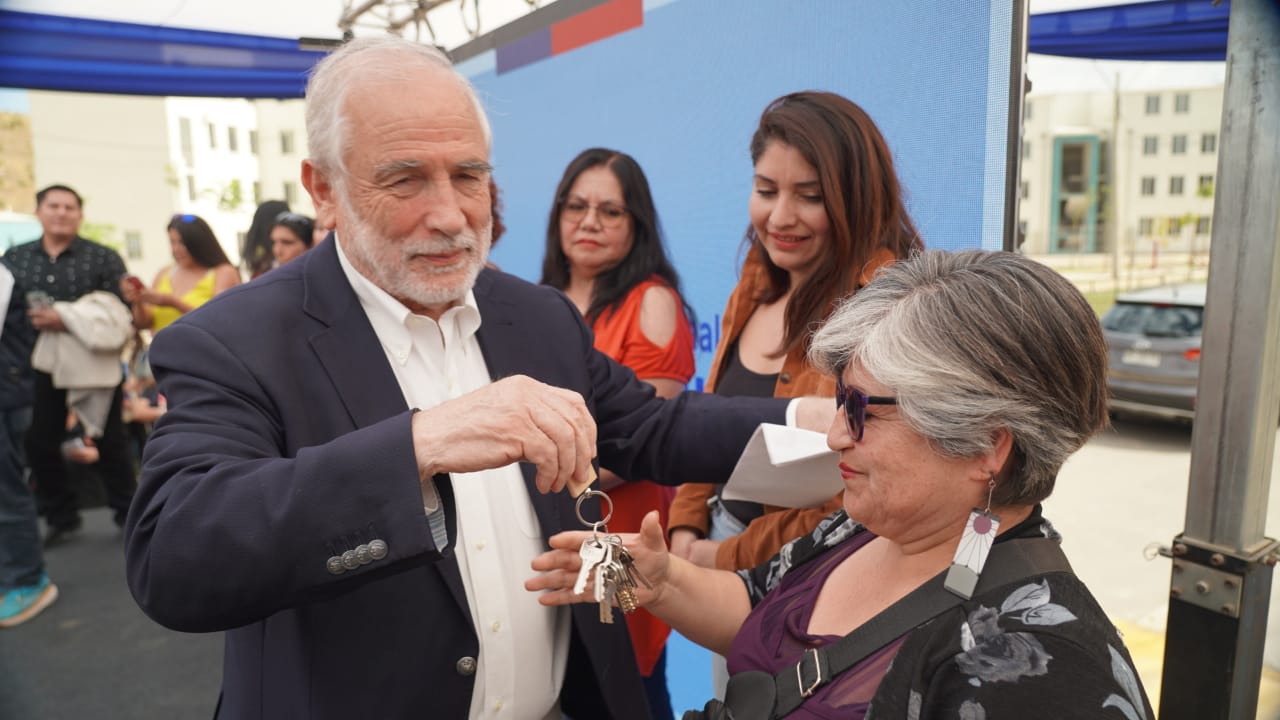 Ministro Montes entrega 804 viviendas en Puente Alto: “Este gobierno se la está jugando por lo que más necesitan las personas, con viviendas, con barrios”