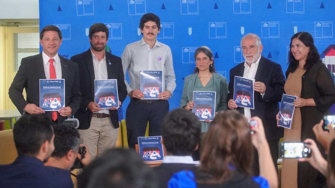 Ministro Montes junto a representantes de la CChC, Techo Chile y Déficit Cero presentan documento sobre déficit habitacional en Chile