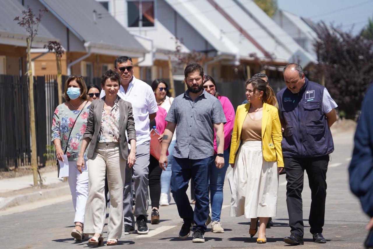 Presidente Gabriel Boric y ministra (s) de Vivienda y Urbanismo, Gabriela Elgueta, entregan 149 casas en Parral y anuncian avance del 40,5% en el Plan de Emergencia Habitacional a nivel país